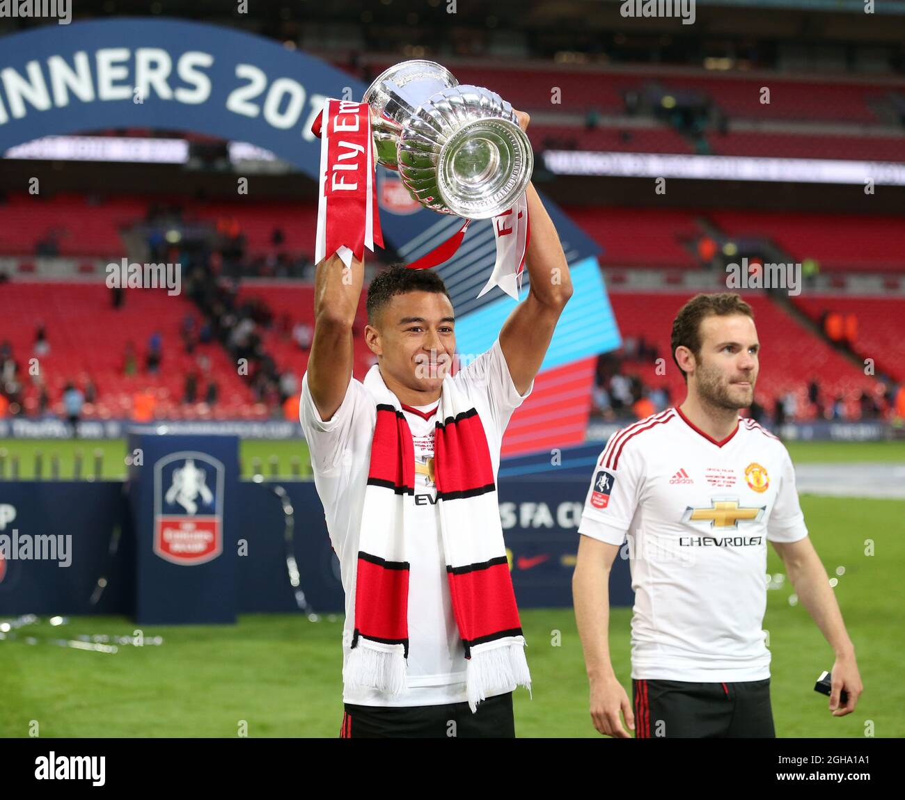 Jesse Lingard de Manchester United célèbre avec le trophée lors du match de finale de la coupe Emirates FA au stade Wembley. Le crédit photo doit être lu : David Klein/Sportimage via PA Images Banque D'Images