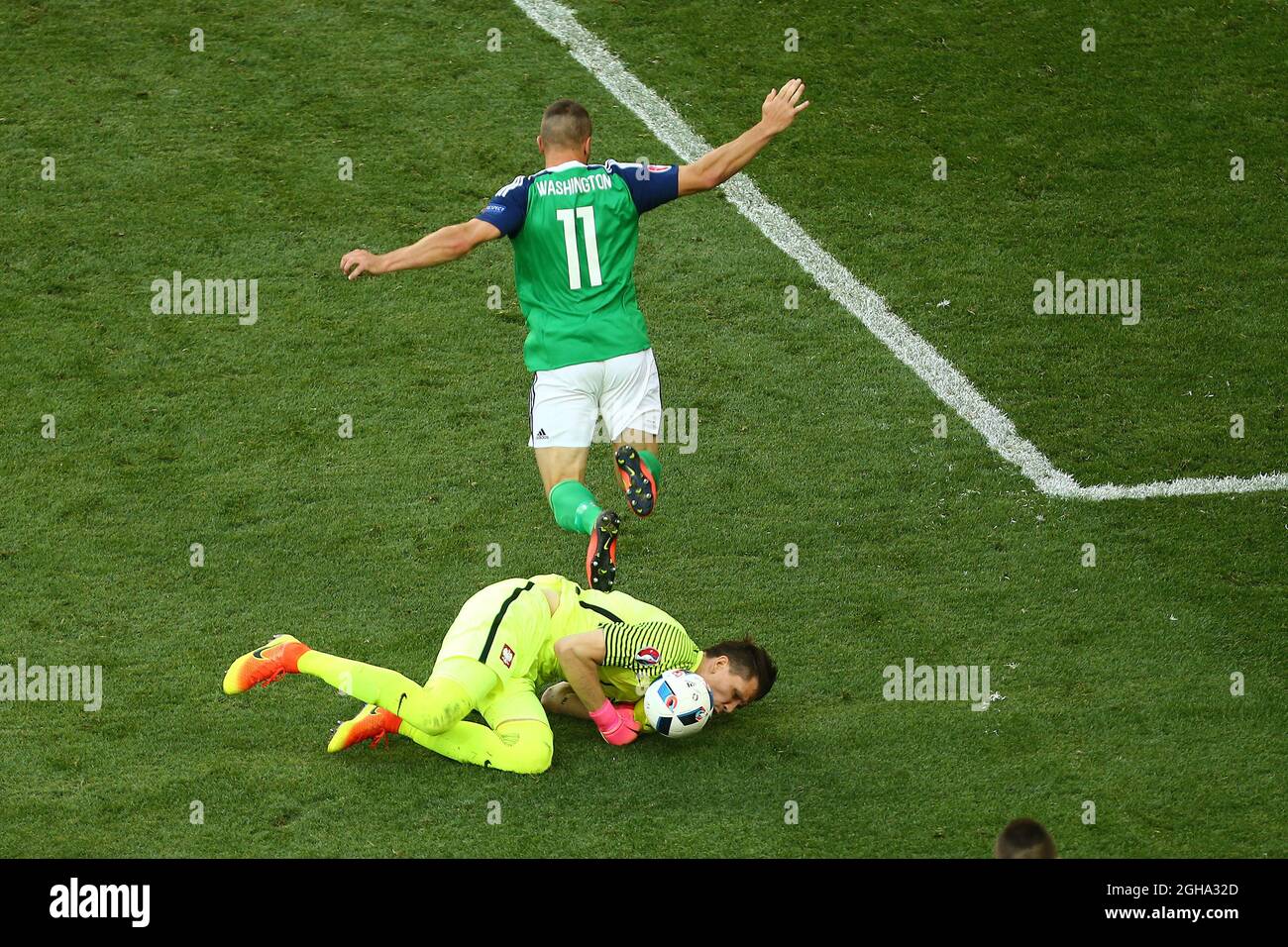 Wojciech Szczesny, de Pologne, fait une économie aux pieds de Conor Washington, d'Irlande du Nord, lors du match du Championnat d'Europe de l'UEFA 2016 à l'Allianz Riviera, à Nice. Date de la photo 12 juin 2016 pic Phil Oldham/Sportimage via PA Images Banque D'Images