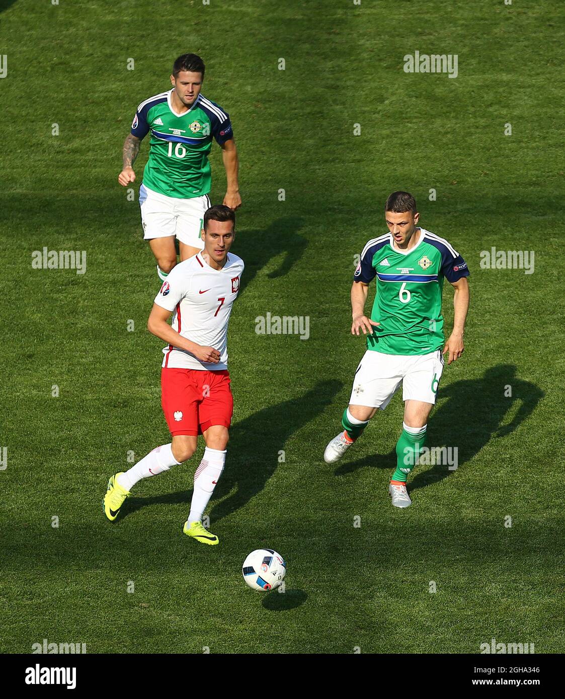 Oliver Norwood et Chris Baird, d'Irlande du Nord, et Arkadiusz Milik, de Pologne, lors du championnat d'Europe de l'UEFA 2016 à l'Allianz Riviera, à Nice. Date de la photo 12 juin 2016 pic Phil Oldham/Sportimage via PA Images Banque D'Images