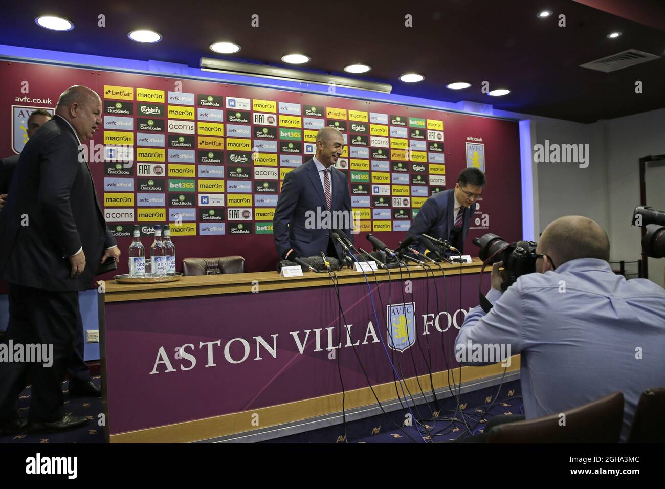 Le Dr Tony Xia, propriétaire de la Villa Aston, et le directeur Roberto Di Matteo lors de la conférence de presse au stade Villa Park, à Birmingham. Date de la photo 15 juin 2016 pic Malcolm Couzens/Sportimage via PA Images Banque D'Images