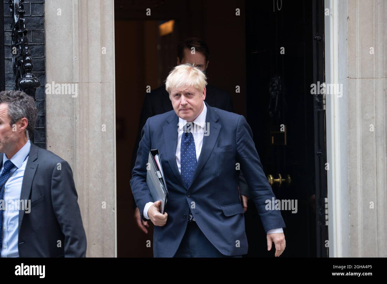 LONDRES, ANGLETERRE - LE 06 2021 SEPTEMBRE, Boris Johnson quitte le 10 Downing Street pour faire une déclaration sur l'Afghanistan à la Chambre des communes Credit: Lucy North/Alay Live News Banque D'Images