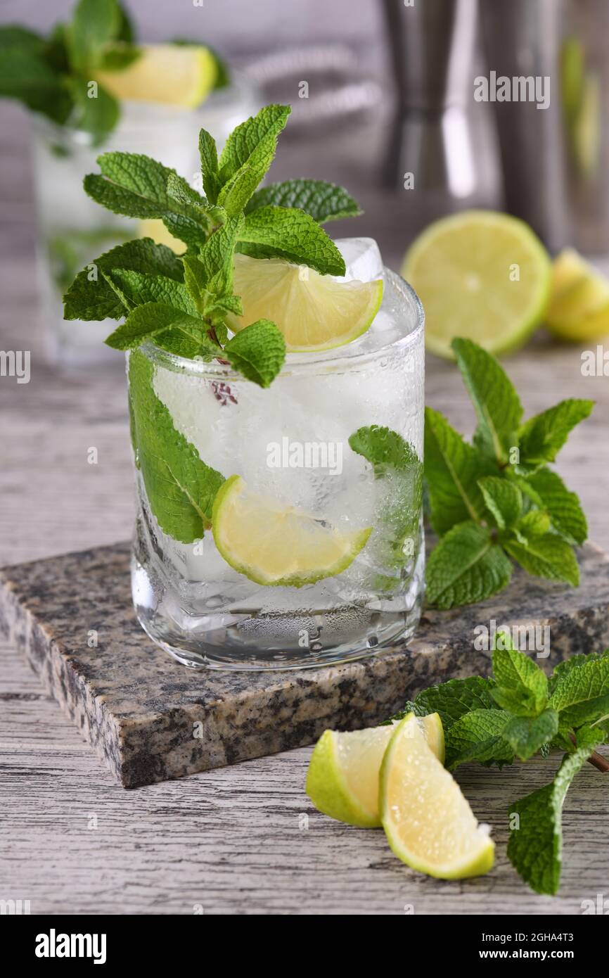 Cocktail rafraîchissant mojito alcoolisé d'été avec glace, menthe fraîche et citron vert Banque D'Images