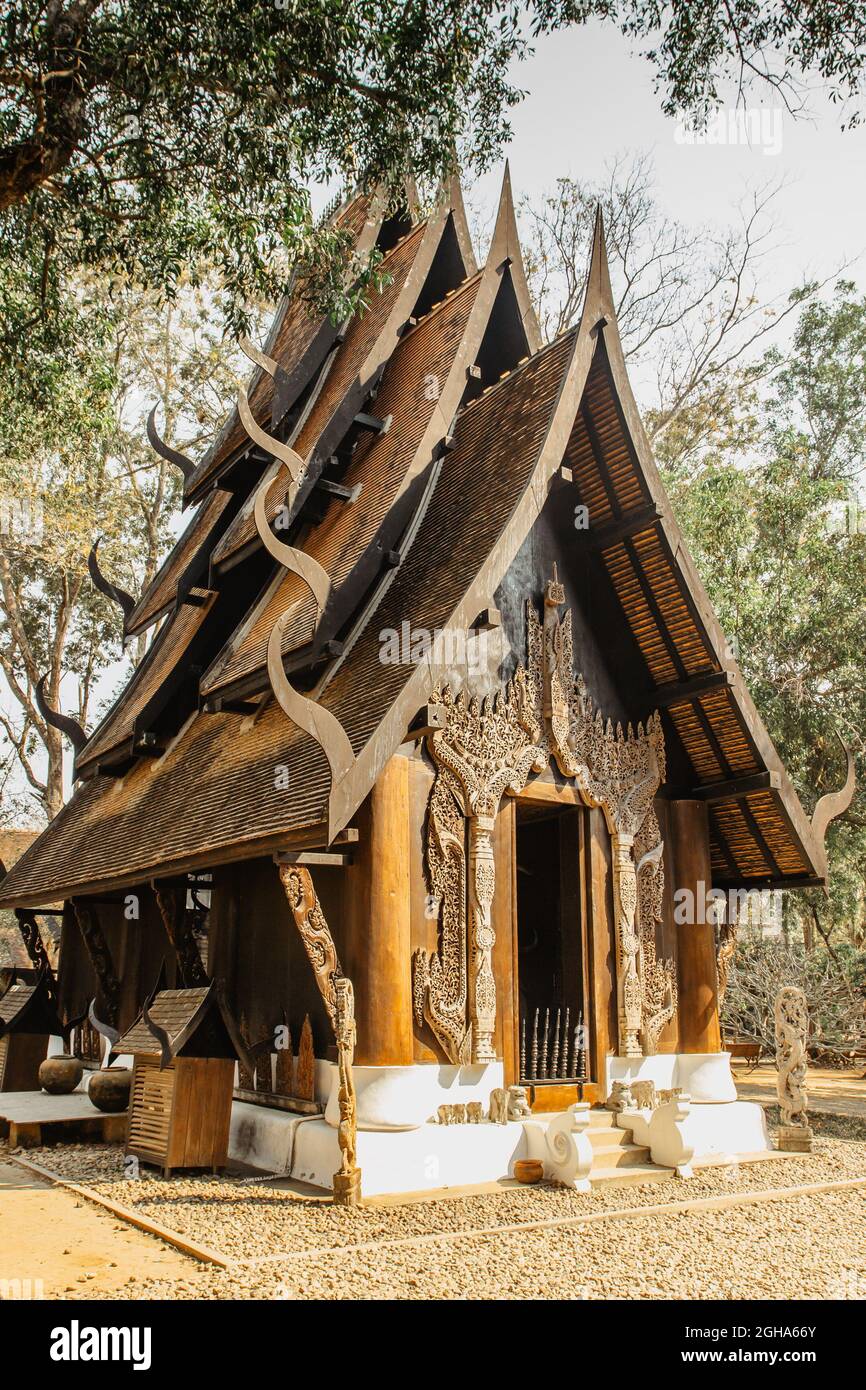 Temple noir, barrage Baan, à Chiang Rai, Thaïlande, fournit la collection de peaux, d'os, de dents d'animaux.lieu touristique populaire.Maison en bois façade or. Banque D'Images