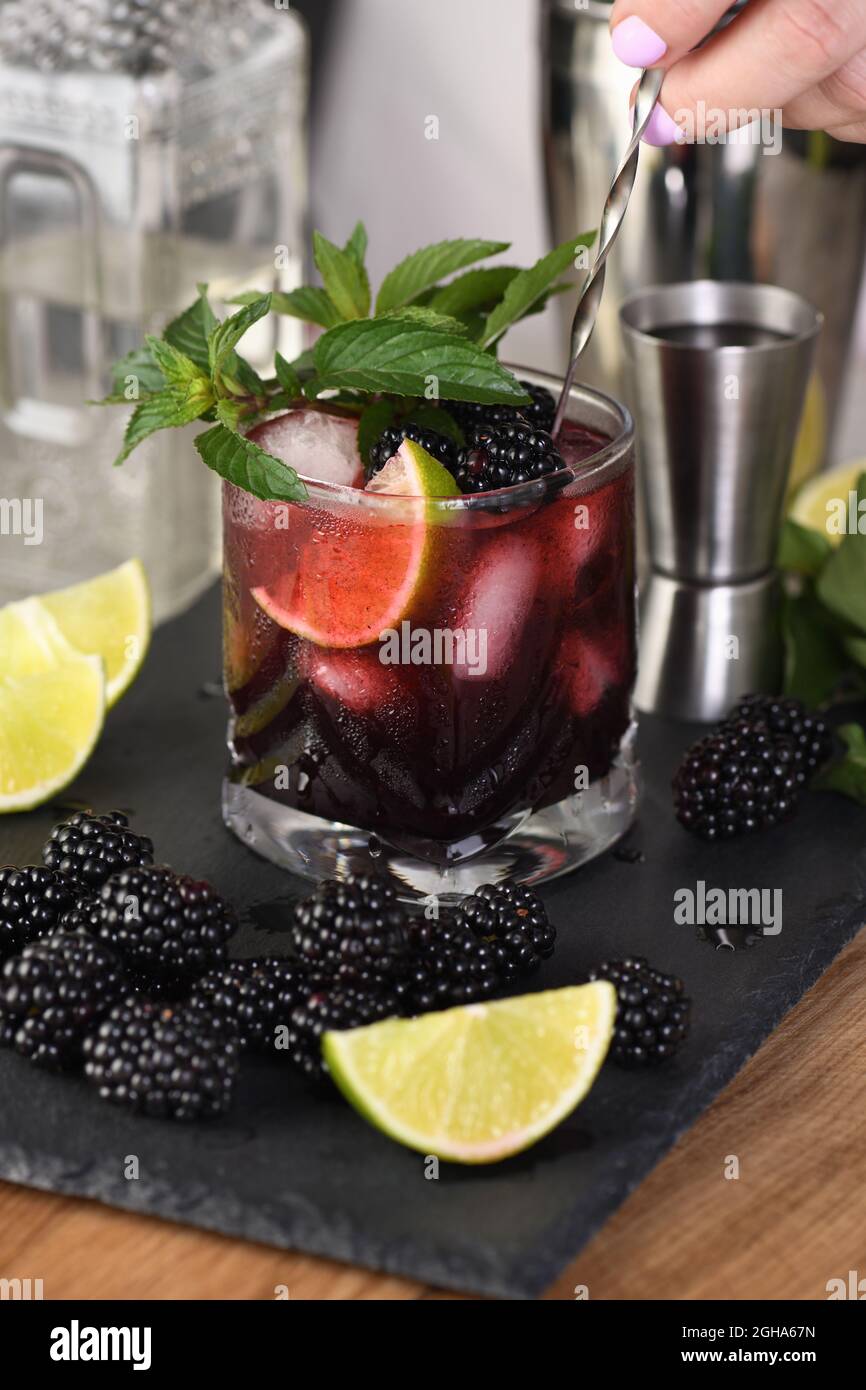 Cocktail mojito d'été BlackBerry. Boisson alcoolisée biologique fraîche avec baies, citron vert, menthe Banque D'Images