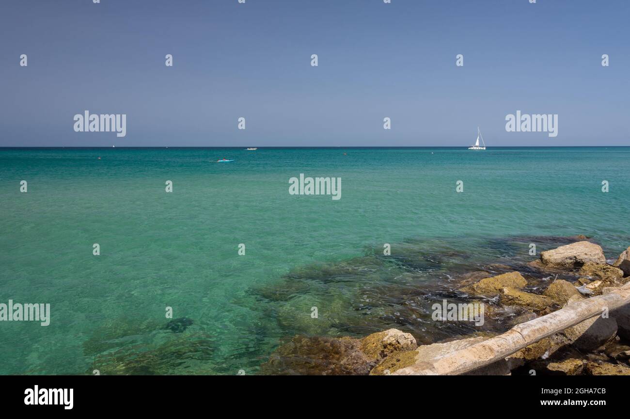 Ostuni, Brindisi, Puglia. Vue fantastique sur les eaux claires et claires et sur les magnifiques côtes de la mer Adriatique. Banque D'Images
