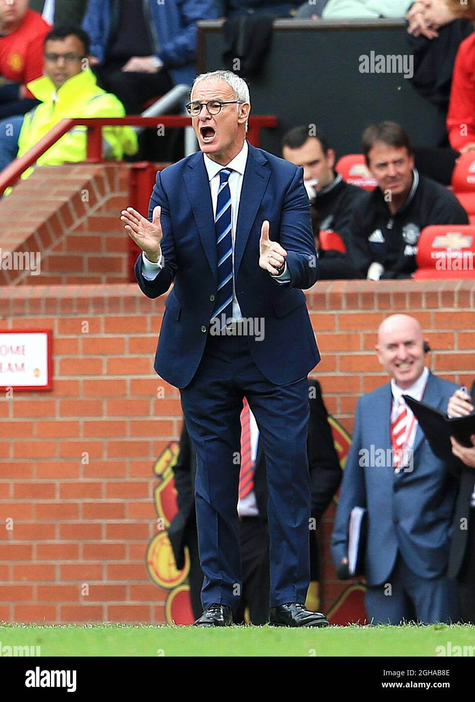 Claudio Ranieri, directeur de Leicester City, encourage ses joueurs lors du match de la Premier League au stade Old Trafford, Manchester. Date de la photo : 24 septembre 2016. Pic Sportimage via PA Images Banque D'Images