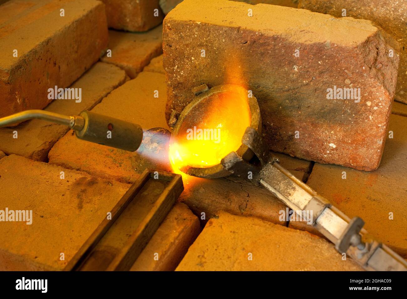 Fusion du métal dans un atelier de bijoux Banque D'Images