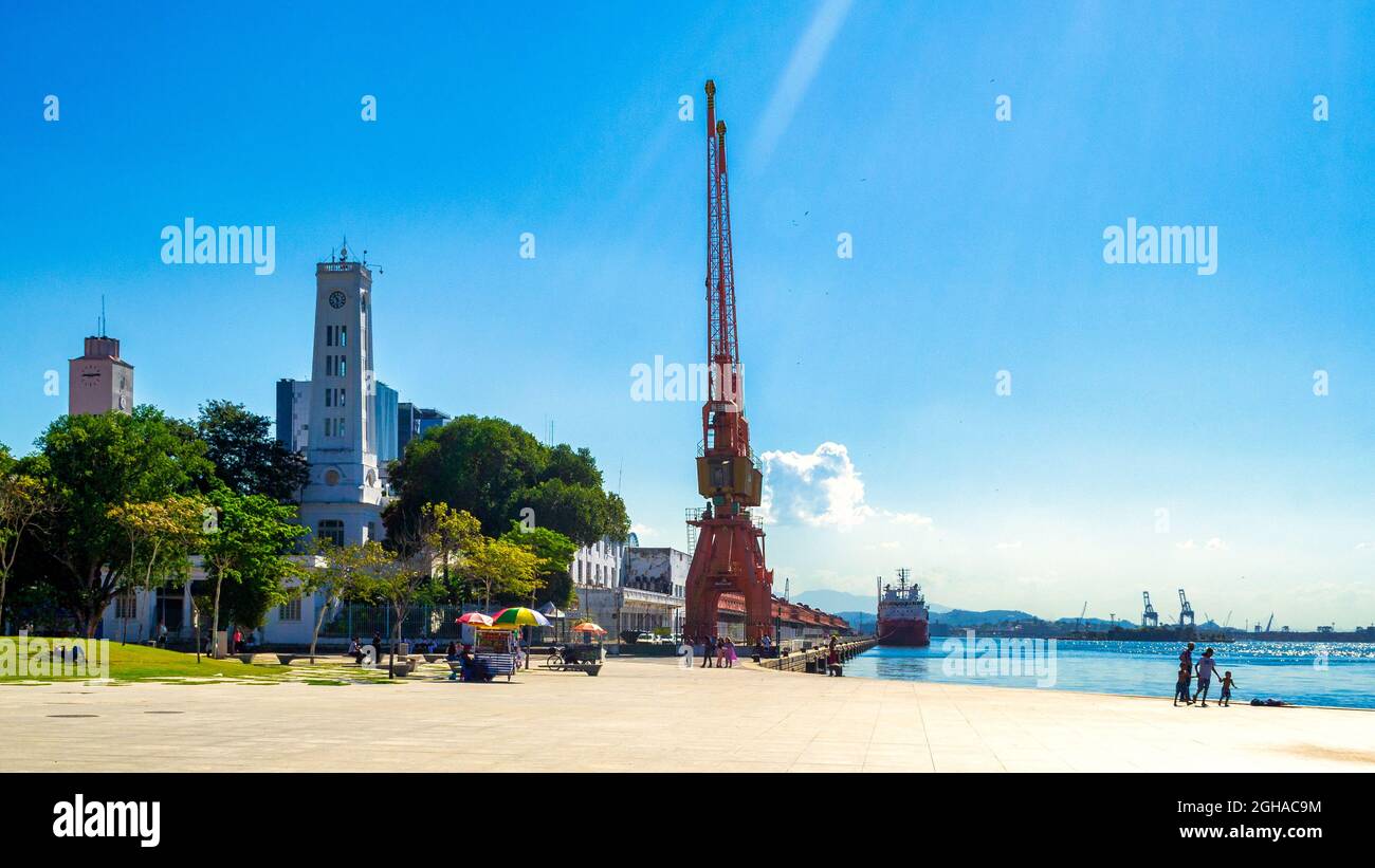 Une grue portuaire et de vieux bâtiments dans le quartier Marine de Rio de Janeiro, au Brésil. Cette région est un endroit célèbre et une attraction touristique dans la ville Banque D'Images