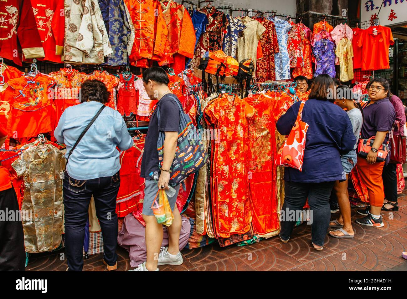 Bangkok, Thaïlande - janvier 17,2020.matin occupé dans Chinatown, les gens magasinent la robe chinoise traditionnelle colorée pour célébrer.marché de rue Banque D'Images
