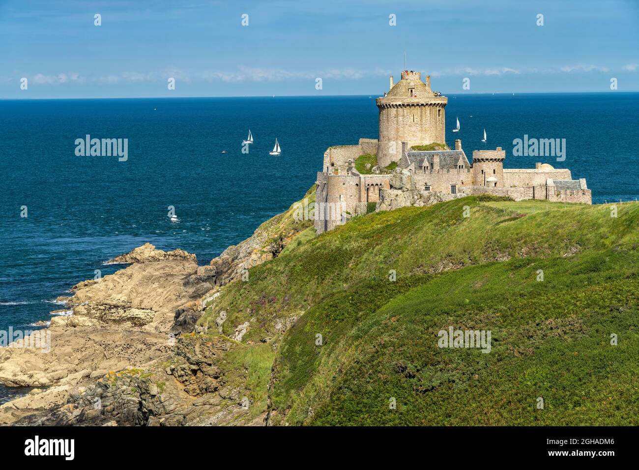 Die Burg fort la Latte üdlich vom Cap Frehel, Plévenon, Bretagne, Frankreich | Château fort la Latte au sud de Cap Frehel, Plévenon, Bretagne, FRA Banque D'Images