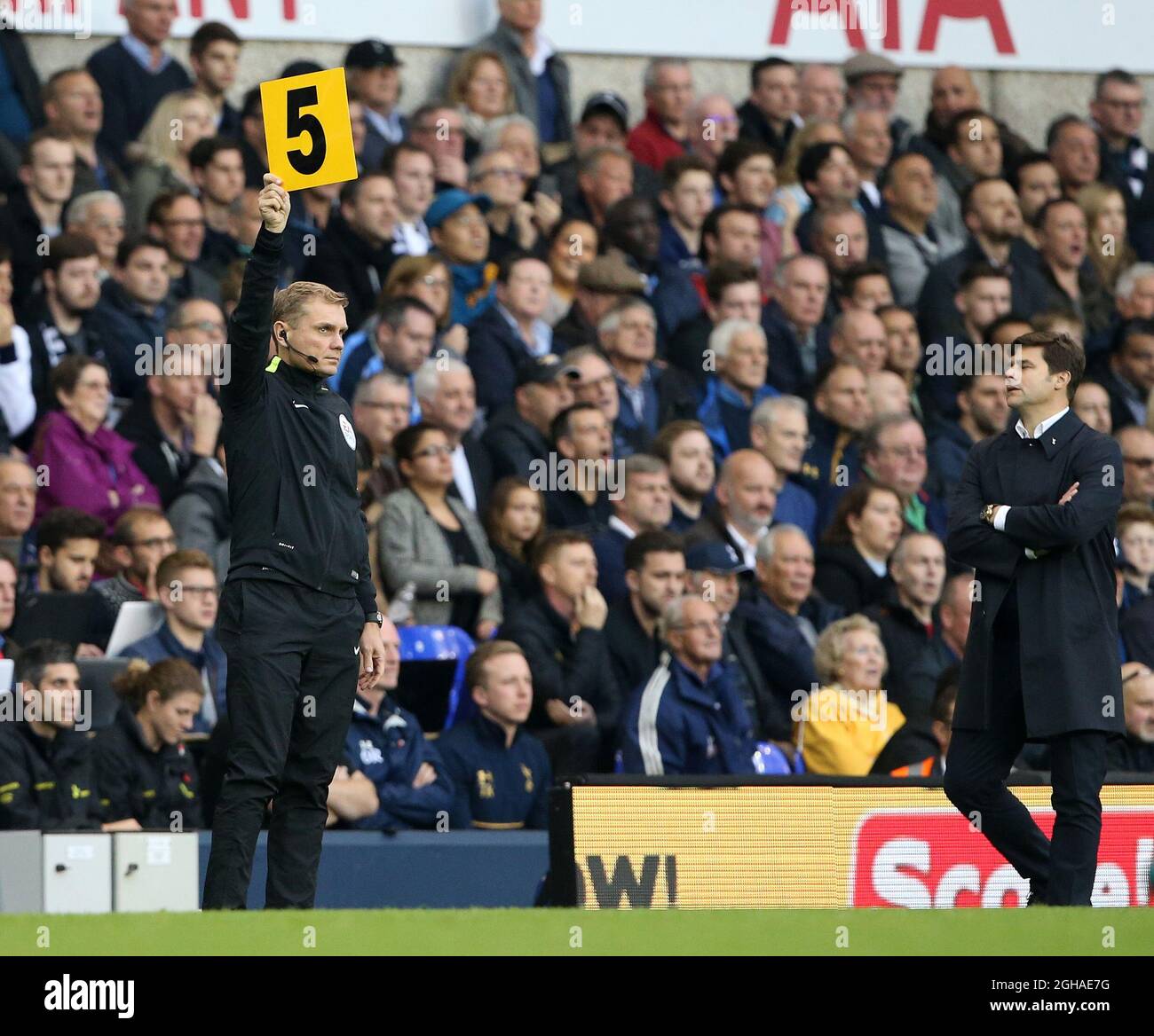 L'assistant de la référence tient un numéro 5 après que son tableau de bord électronique a été cassé pendant le match de la Premier League au White Hart Lane Stadium, Londres. Date de la photo 29 octobre 2016 pic David Klein/Sportimage via PA Images Banque D'Images