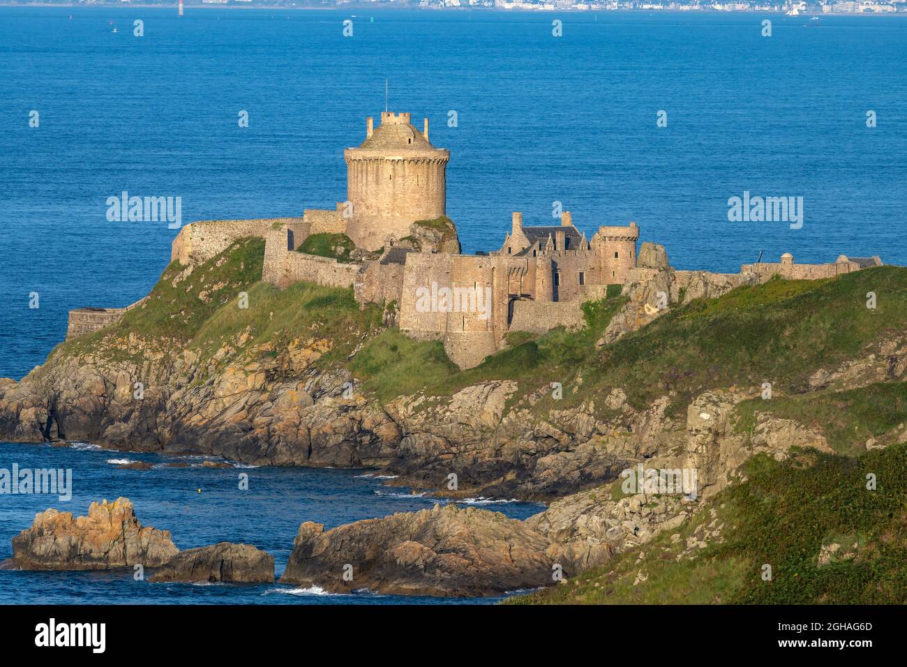 Die Burg fort la Latte üdlich vom Cap Frehel, Plévenon, Bretagne, Frankreich | Château fort la Latte au sud de Cap Frehel, Plévenon, Bretagne, FRA Banque D'Images