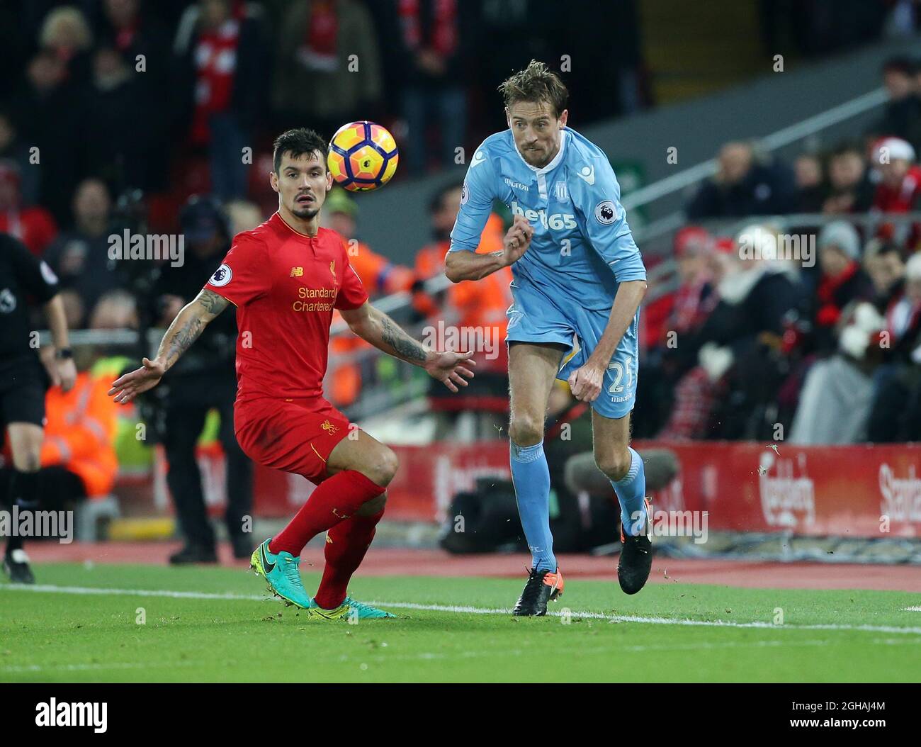 Dejan Lovren de Liverpool et Peter Crouch de Stoke lors du match de la Premier League au stade Anfield, à Liverpool. Date de la photo 27 décembre 2016 pic David Klein/Sportimage via PA Images Banque D'Images Dejan Lovren de Liverpool et Peter Crouch de Stoke lors du match de la Premier League au stade Anfield, à Liverpool. Date de la photo 27 décembre 2016 pic David Klein/Sportimage via PA Images Banque D'Images