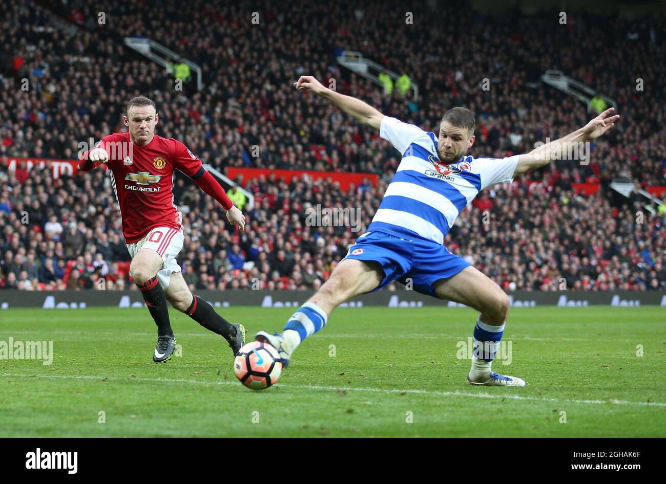 Joey van den Berg de Reading s'étire pour nier Wayne Rooney de Manchester United en marquant et en battant le record de Sir Bobby Charlton lors du troisième tour de la coupe FA au stade Old Trafford de Manchester. Date de la photo : 7 janvier 2017. Le crédit PIC doit se lire comme suit : Simon Bellis/Sportimage via PA Images Banque D'Images