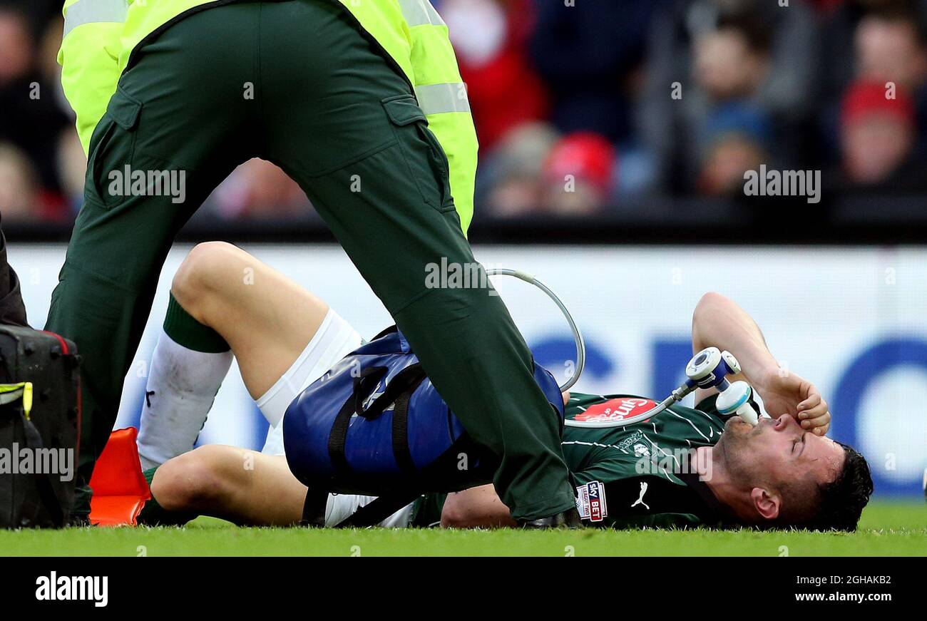 Gary Miller, de Plymouth Argyle, prend du gaz et de l'air après sa blessure lors du troisième tour de la coupe FA au stade Anfield, à Liverpool. Date de la photo : 8 janvier 2017. Le crédit PIC doit se lire comme suit : Simon Bellis/Sportimage via PA Images Banque D'Images