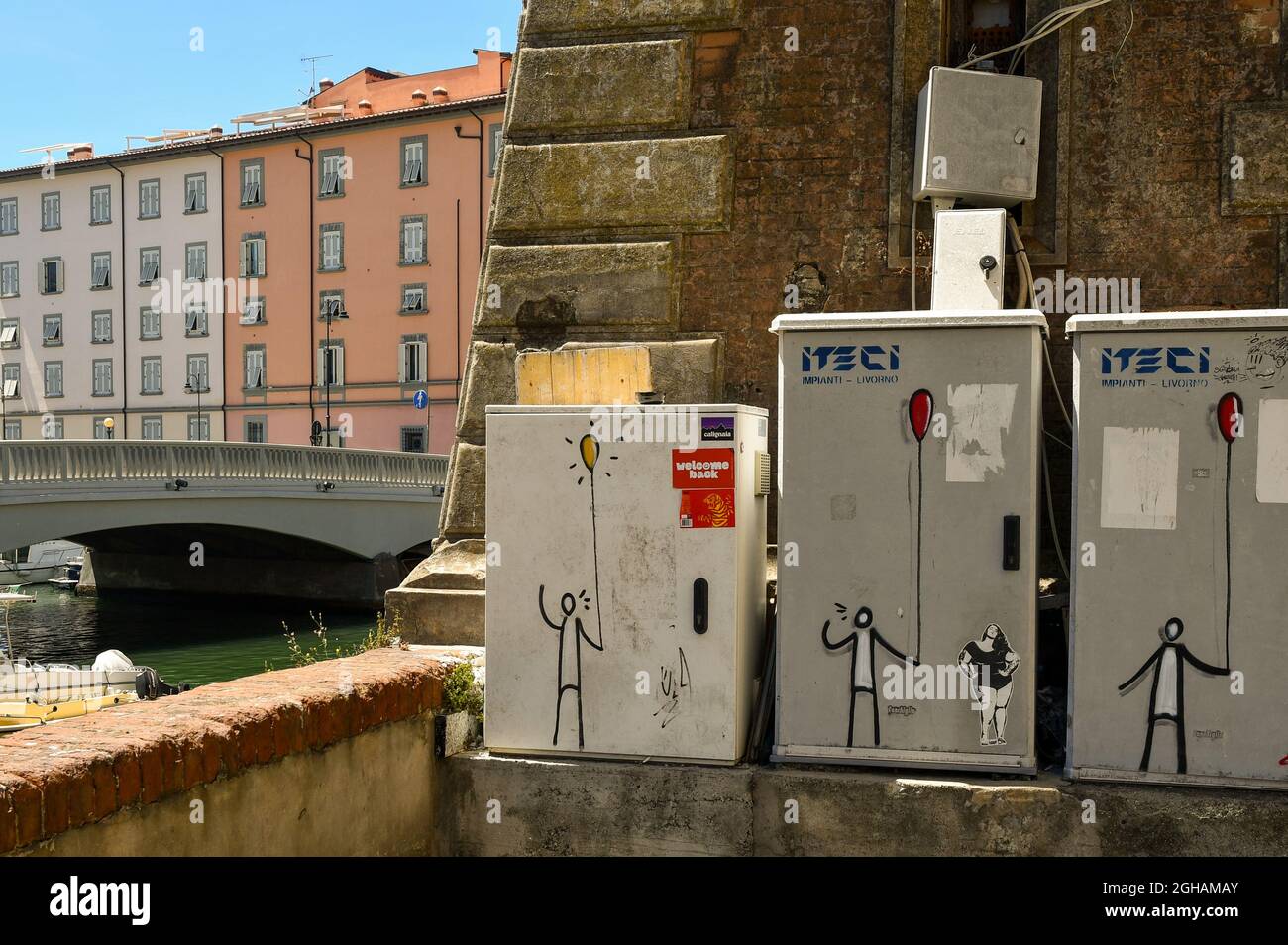 Street art by the Artists Exit Enter and Laben sur les compteurs à gaz surplombant un canal dans le quartier de la Nouvelle Venise, Livourne, Toscane, Italie Banque D'Images