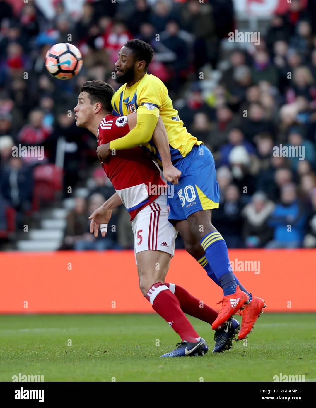 Janoi Donacien d'Accrington Stanley sautant au-dessus de Bernardo Espinosa de Middlesbrough pour arriver au ballon pendant le quatrième match rond de la coupe FA au stade Riverside, Middlesbrough. Date de la photo : 28 janvier 2017. Pic Jamie Tyerman/Sportimage via PA Images Banque D'Images