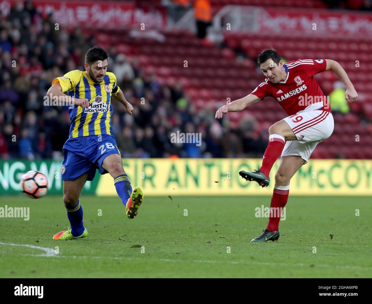 Stewart Downing de Middlesbrough marquant le premier but de son équipe lors du match de la quatrième ronde de la coupe FA au stade Riverside, à Middlesbrough. Date de la photo : 28 janvier 2017. Pic Jamie Tyerman/Sportimage via PA Images Banque D'Images