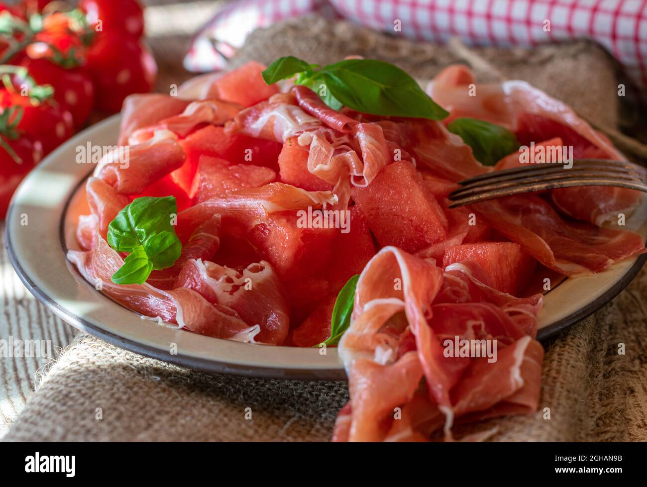 en-cas méditerranéen d'été ou antipasti avec fines tranches de jambon serrano et melon d'eau en cubes sur une assiette Banque D'Images