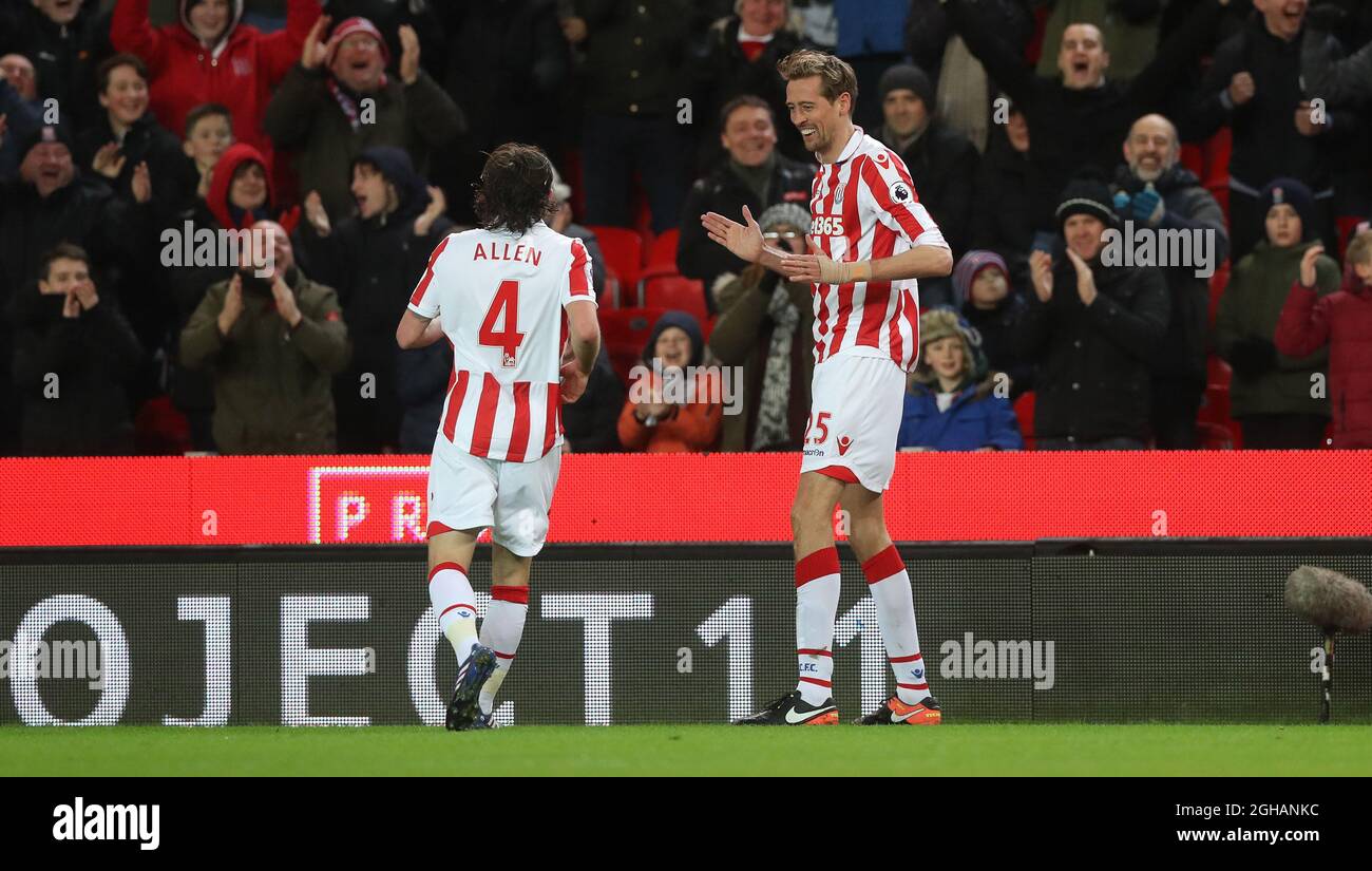 Peter Crouch de Stoke City célèbre en faisant le robot après avoir obtenu son 100e but de Premier League lors du match de Premier League anglaise au stade Bet365, Stoke. Date de la photo : 1er février 2017. Le crédit photo devrait se lire comme suit : Lynne Cameron/Sportimage via PA Images Banque D'Images