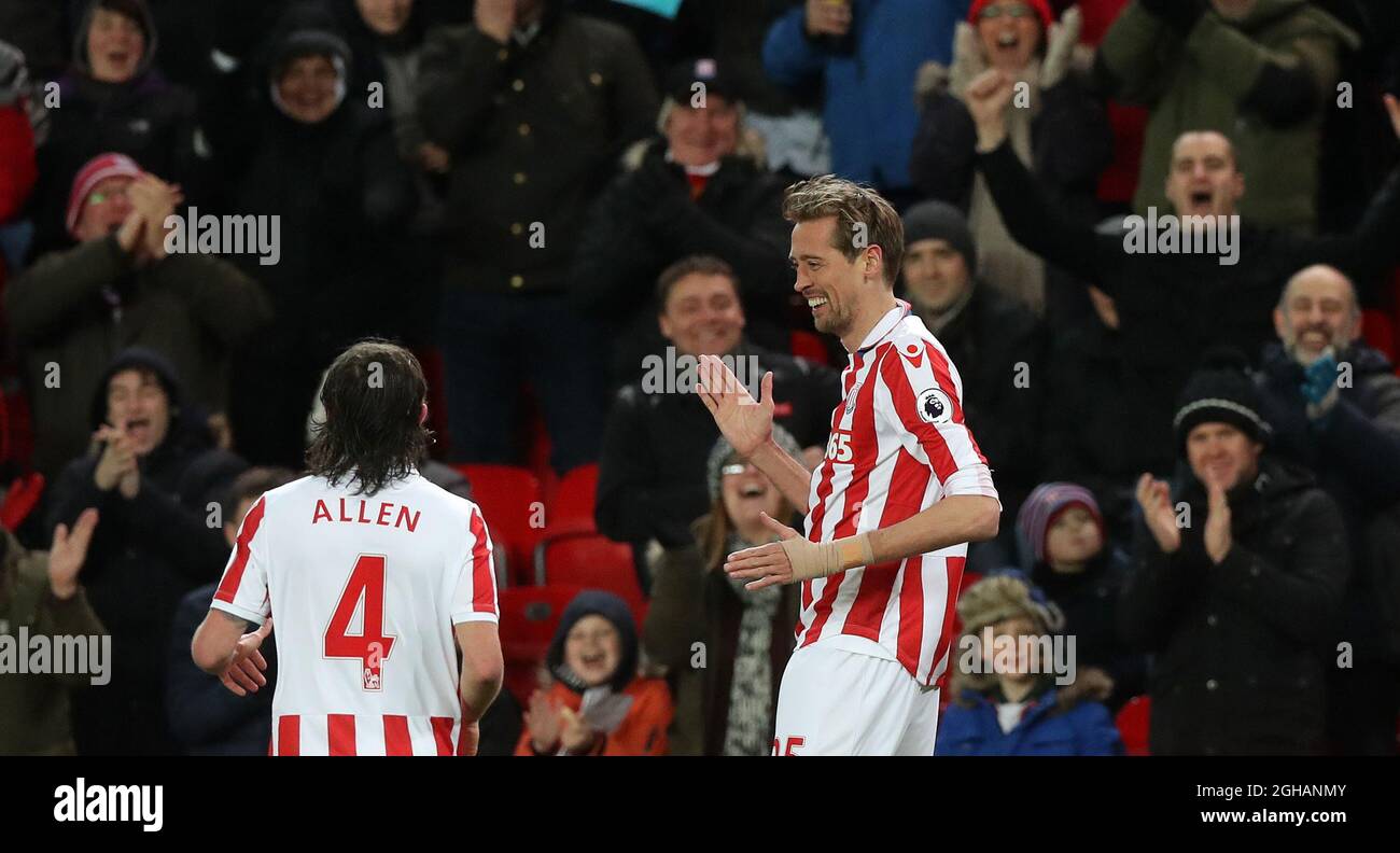 Peter Crouch de Stoke City célèbre en faisant le robot après avoir obtenu son 100e but de Premier League lors du match de Premier League anglaise au stade Bet365, Stoke. Date de la photo : 1er février 2017. Le crédit photo devrait se lire comme suit : Lynne Cameron/Sportimage via PA Images Banque D'Images