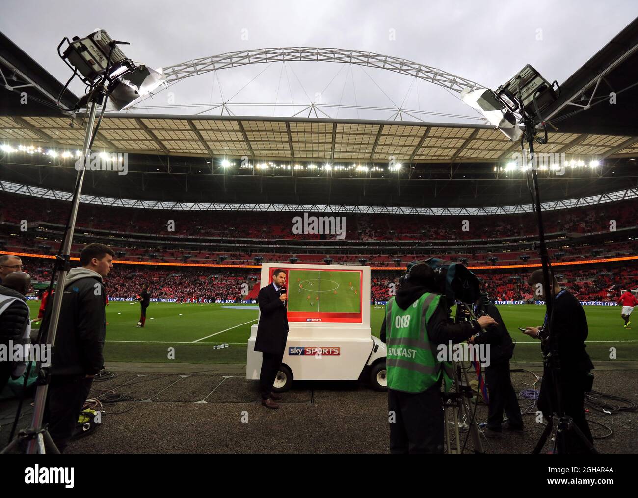 Jamie Redknapp de Sky Sports donne son analyse tactique au niveau du terrain lors du match final de la coupe de la Ligue de football anglaise au stade Wembley, à Londres. Date de la photo: 26 février 2017.le crédit de Pic devrait se lire: David Klein/Sportimage via PA Images Banque D'Images