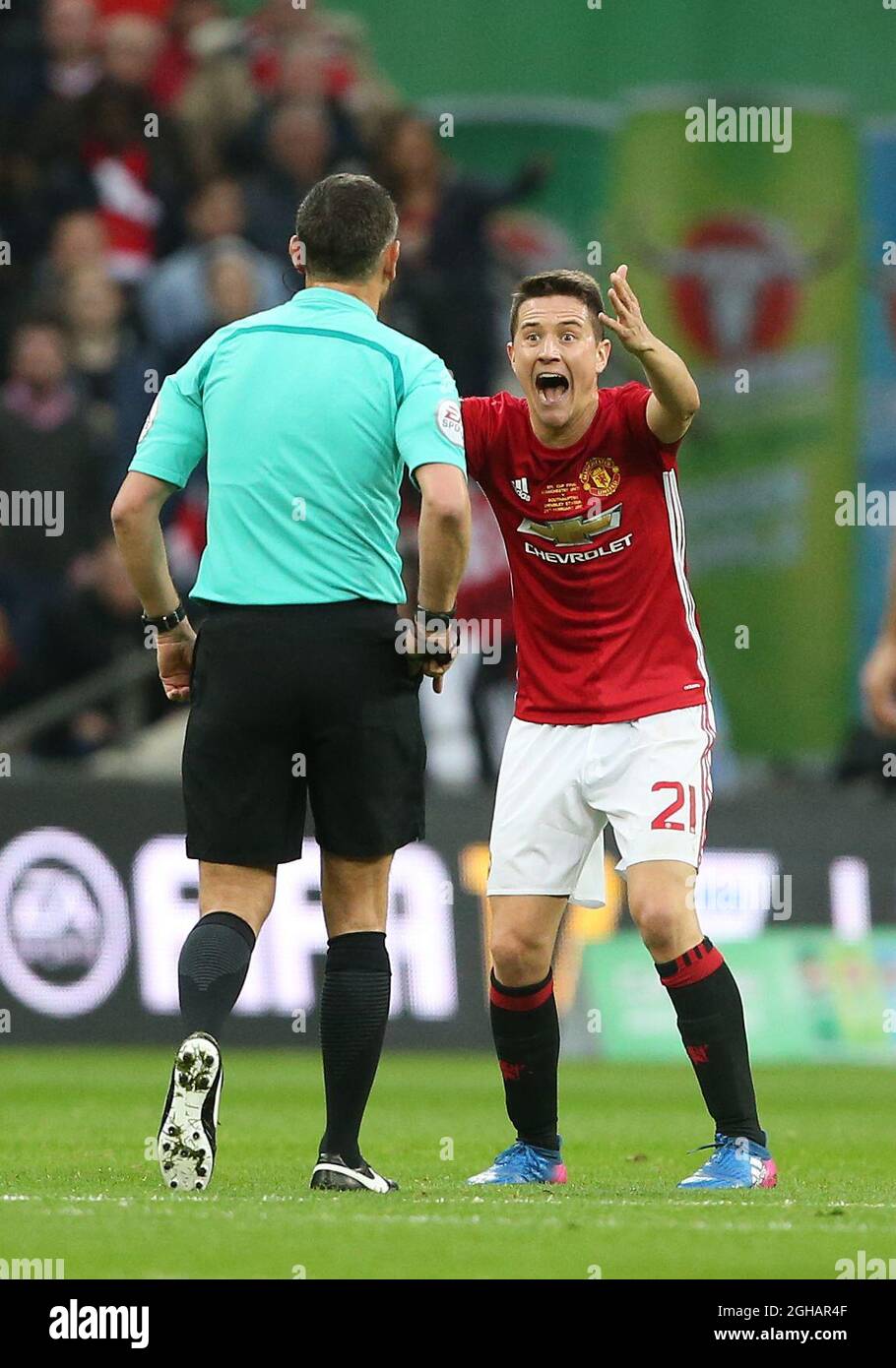 Ander Herrera, de Manchester United, réagit à l'arbitre André Marriner lors du match final de la coupe de la Ligue de football anglaise au stade Wembley, à Londres. Date de la photo: 26 février 2017.le crédit de Pic devrait se lire: David Klein/Sportimage via PA Images Banque D'Images