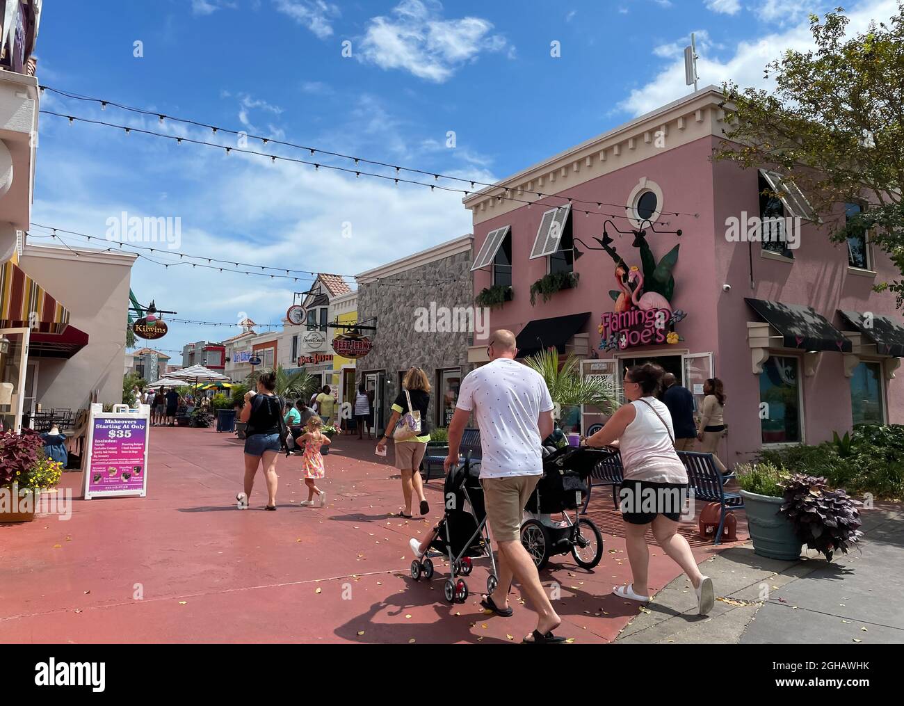 Myrtle Beach, SC / États-Unis - 1er septembre 2021 : vue routière de Broadway au centre commercial de la plage avec les visiteurs passant à Myrtle Beach Banque D'Images