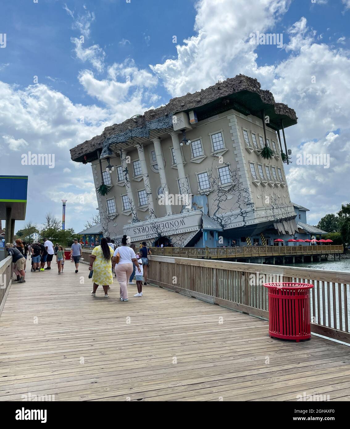 Myrtle Beach, Caroline du Sud / États-Unis - 1er septembre 2021 : vue rapprochée de l'attraction WonderWorks avec les visiteurs de Broadway à Myrtle Beach en été Banque D'Images