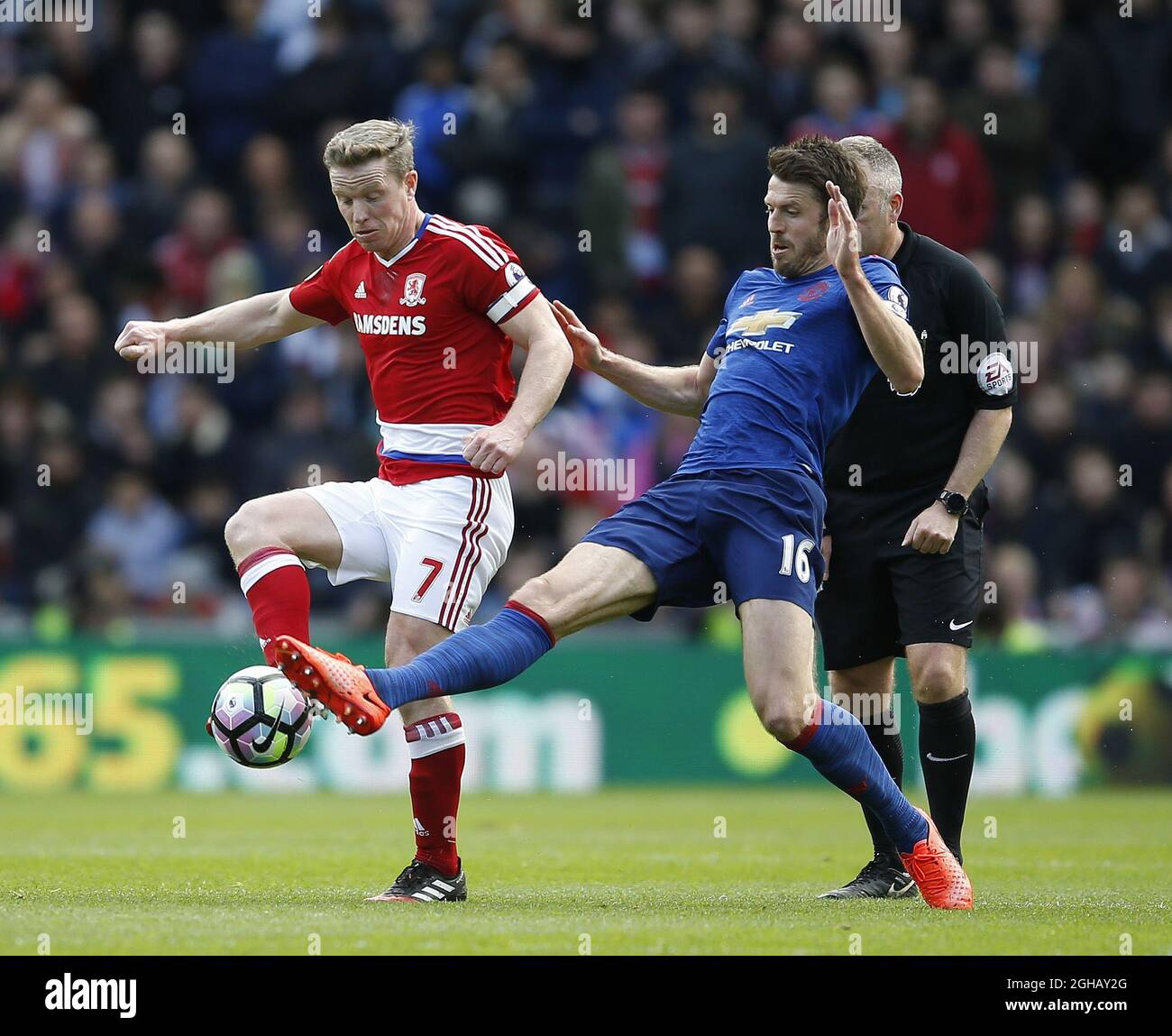 Grant Leadamer de Middlesbrough en action avec Michael Carrick de Manchester United lors du match de la première ligue anglaise au stade Riverside, Middlesbrough. Date de la photo : 19 mars 2017. Le crédit PIC doit se lire comme suit : Simon Bellis/Sportimage via PA Images Banque D'Images