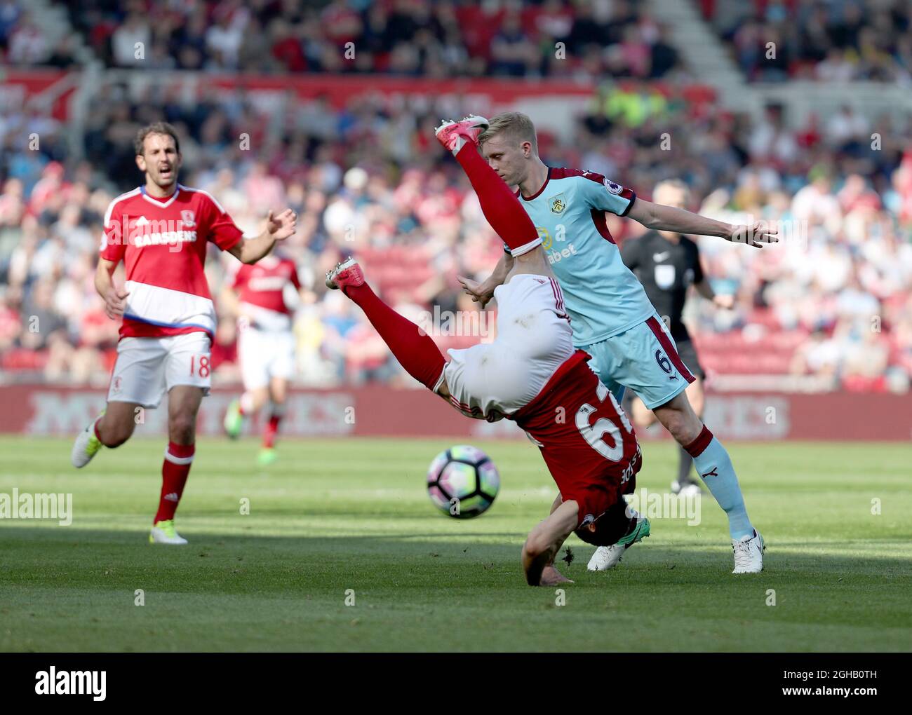 Rudy Gestede de Middlesbrough en action avec Ben Mee de Burnley pendant le match de la première ligue au stade Riverside, Middlesbrough. Date de la photo : 8 avril 2017. Le crédit PIC doit se lire comme suit : Jamie Tyerman/Sportimage via PA Images Banque D'Images