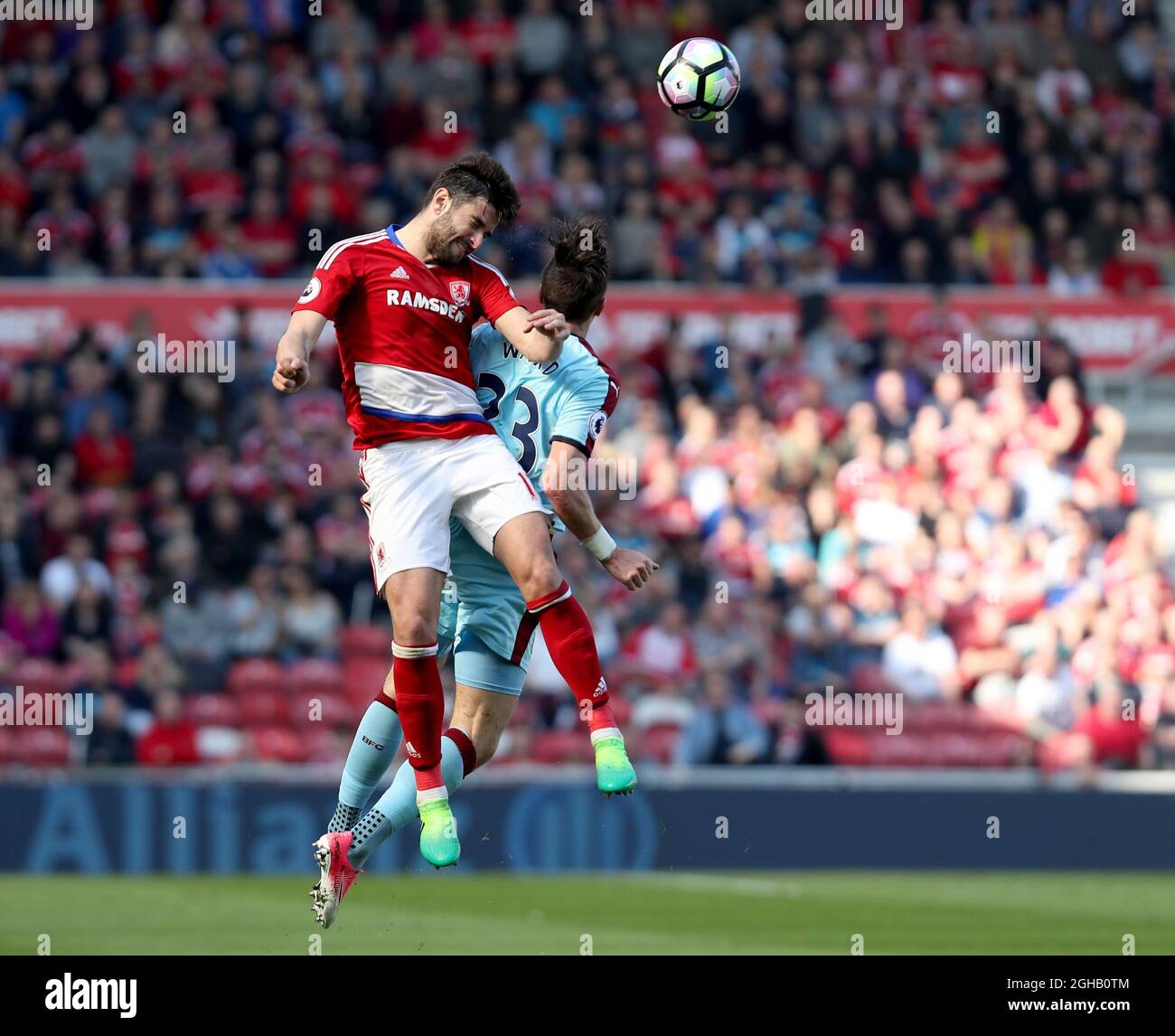 Bernardo Espinosa de Middlesbrough en action avec Stephen Ward de Burnley pendant le match de la première ligue au stade Riverside, Middlesbrough. Date de la photo : 8 avril 2017. Le crédit PIC doit se lire comme suit : Jamie Tyerman/Sportimage via PA Images Banque D'Images