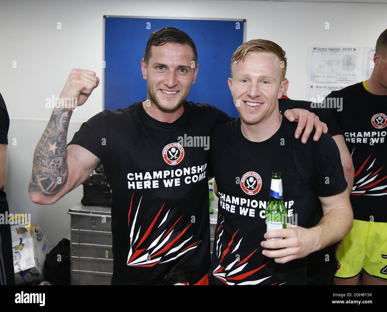 Billy Sharp de Sheffield Utd et Mark Duffy de Sheffield Utd célèbrent la promotion lors du match de la Ligue anglaise One au stade Sixfields Stadium de Northampton. Date de la photo : 8 avril 2017. Le crédit PIC doit se lire comme suit : Simon Bellis/Sportimage via PA Images Banque D'Images