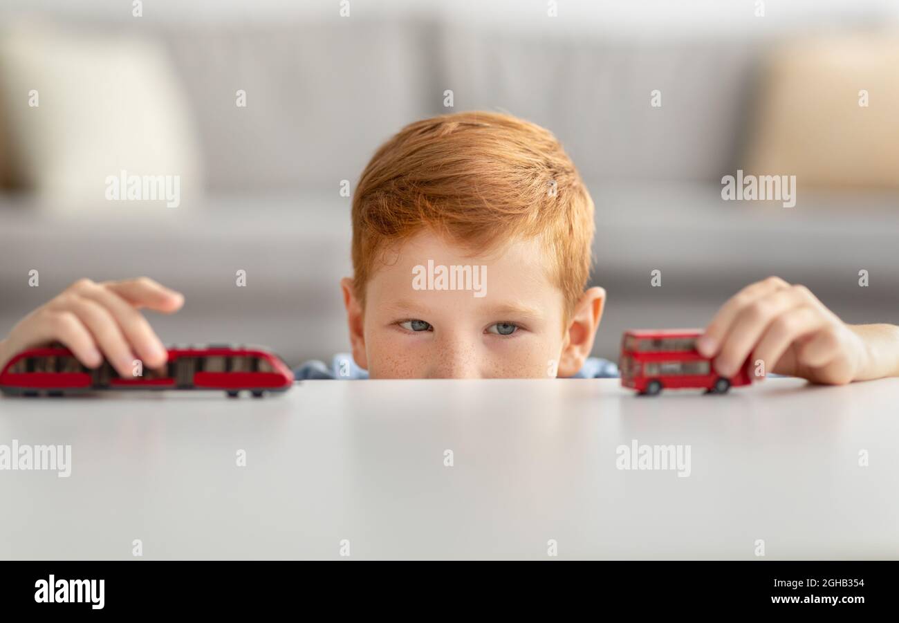 Enfant mignon jouant avec des jouets seul à la maison, panorama Banque D'Images