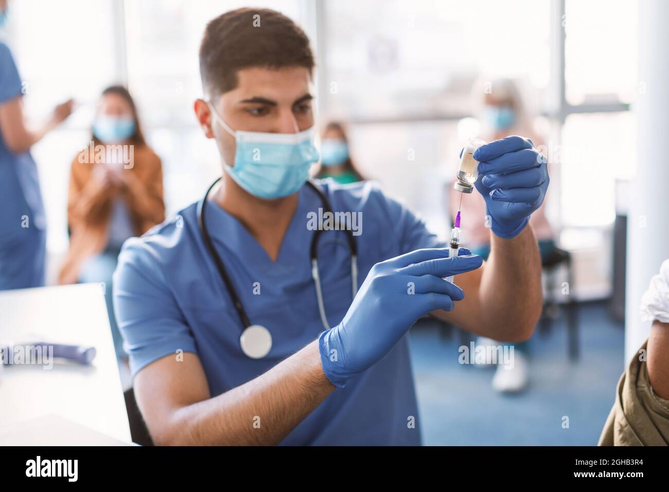 Médecin prenant la dose du vaccin Covid-19, foyer sélectif Banque D'Images