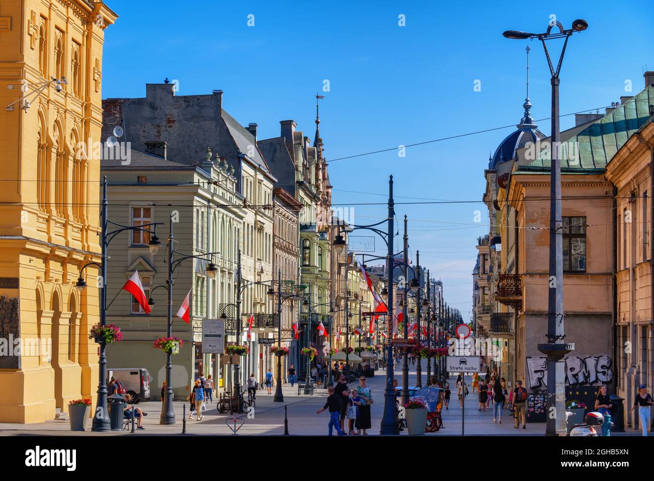 Lodz, Pologne - 5 août 2020 : rue Piotrkowska, site touristique majeur de la ville. Banque D'Images