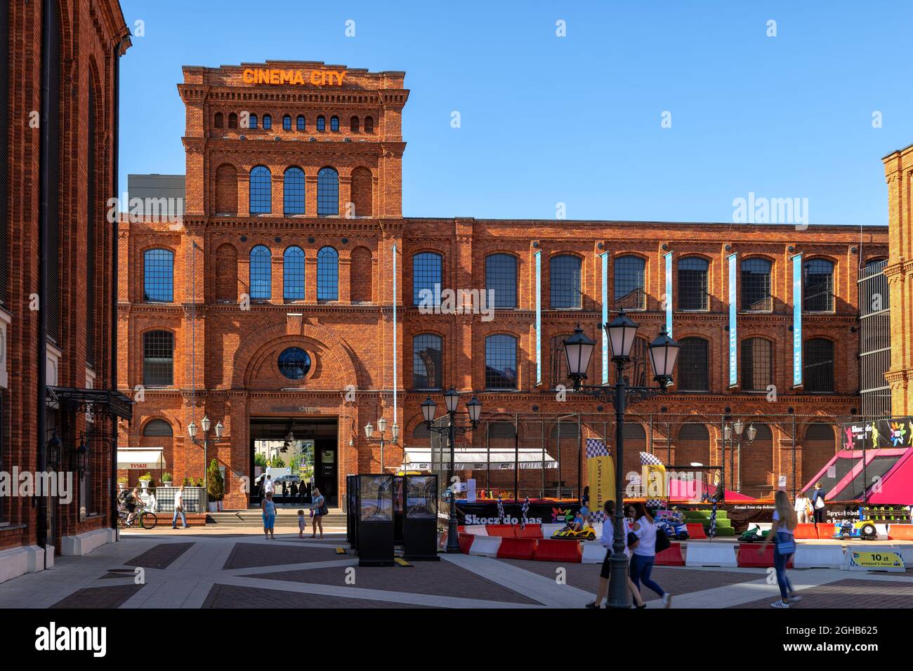 Lodz, Pologne - 5 août 2020 : immeuble de la ville de cinéma au centre commercial et complexe de loisirs Manufaktura Banque D'Images