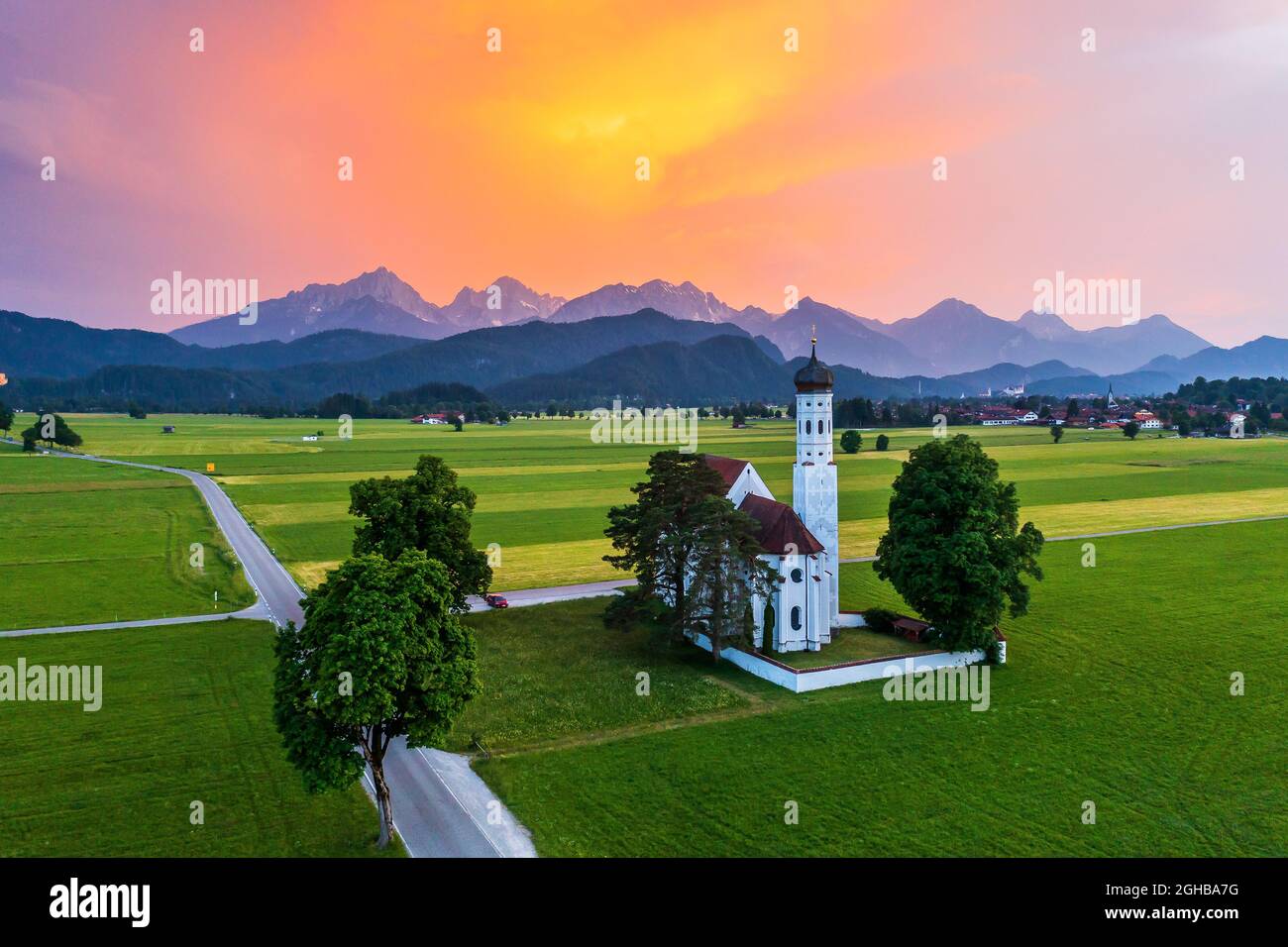 Schwangau, Allemagne. Vue aérienne de l'église Saint Coloman au coucher du soleil. Banque D'Images