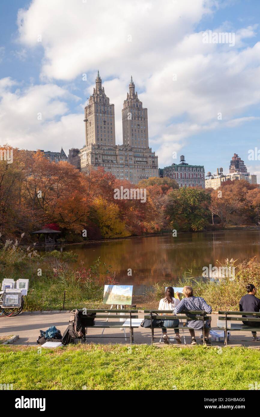 Automne à Central Park, Upper West Manhattan en automne avec de belles couleurs vives et le bâtiment résidentiel El Dorado en arrière-plan. Banque D'Images