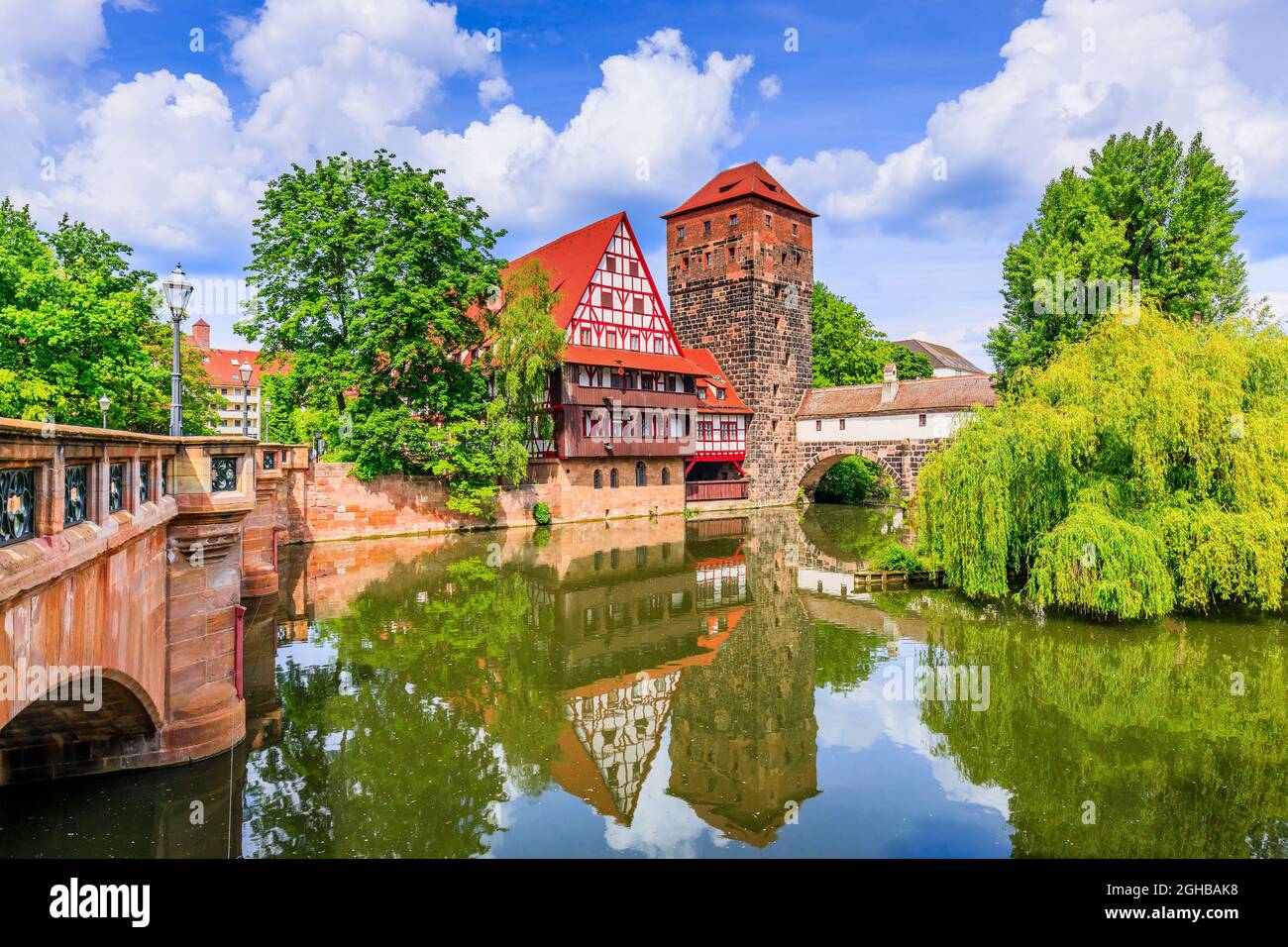 Nuremberg, Allemagne. Le magasin de vin (Weinstadel) sur les rives de la rivière Pegnitz. Banque D'Images
