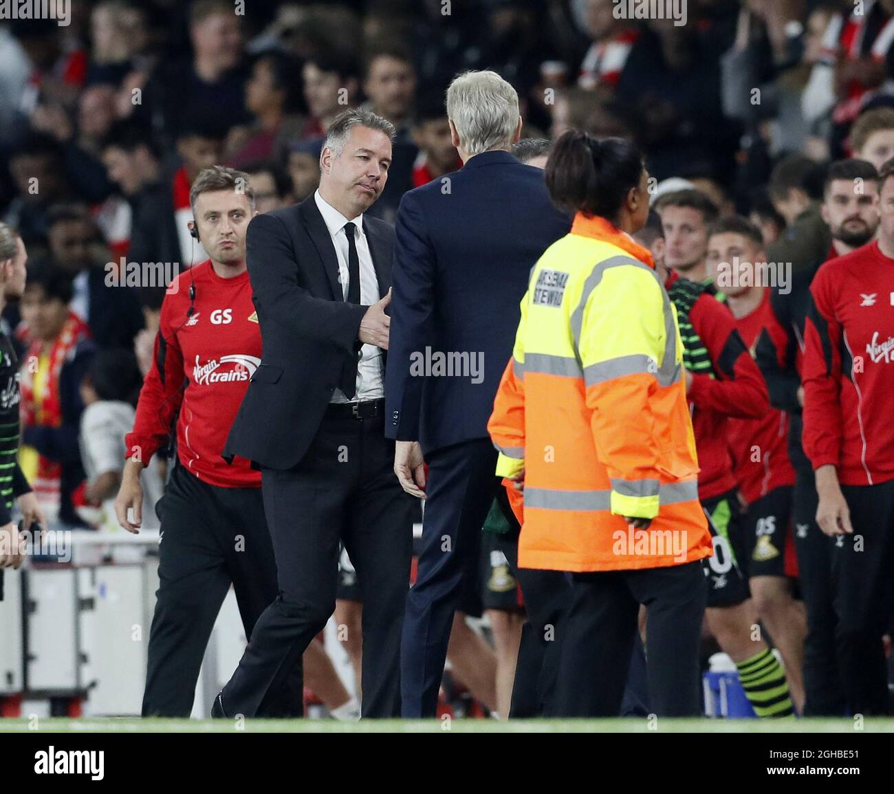 Darren Ferguson de Doncaster se serre la main avec Arsene Wenger d'Arsenal lors du match du troisième tour de la Carabao Cup à l'Emirates Stadium, Manchester. Photo date 20 septembre 2017. Le crédit photo doit être lu : David Klein/Sportimage via PA Images Banque D'Images