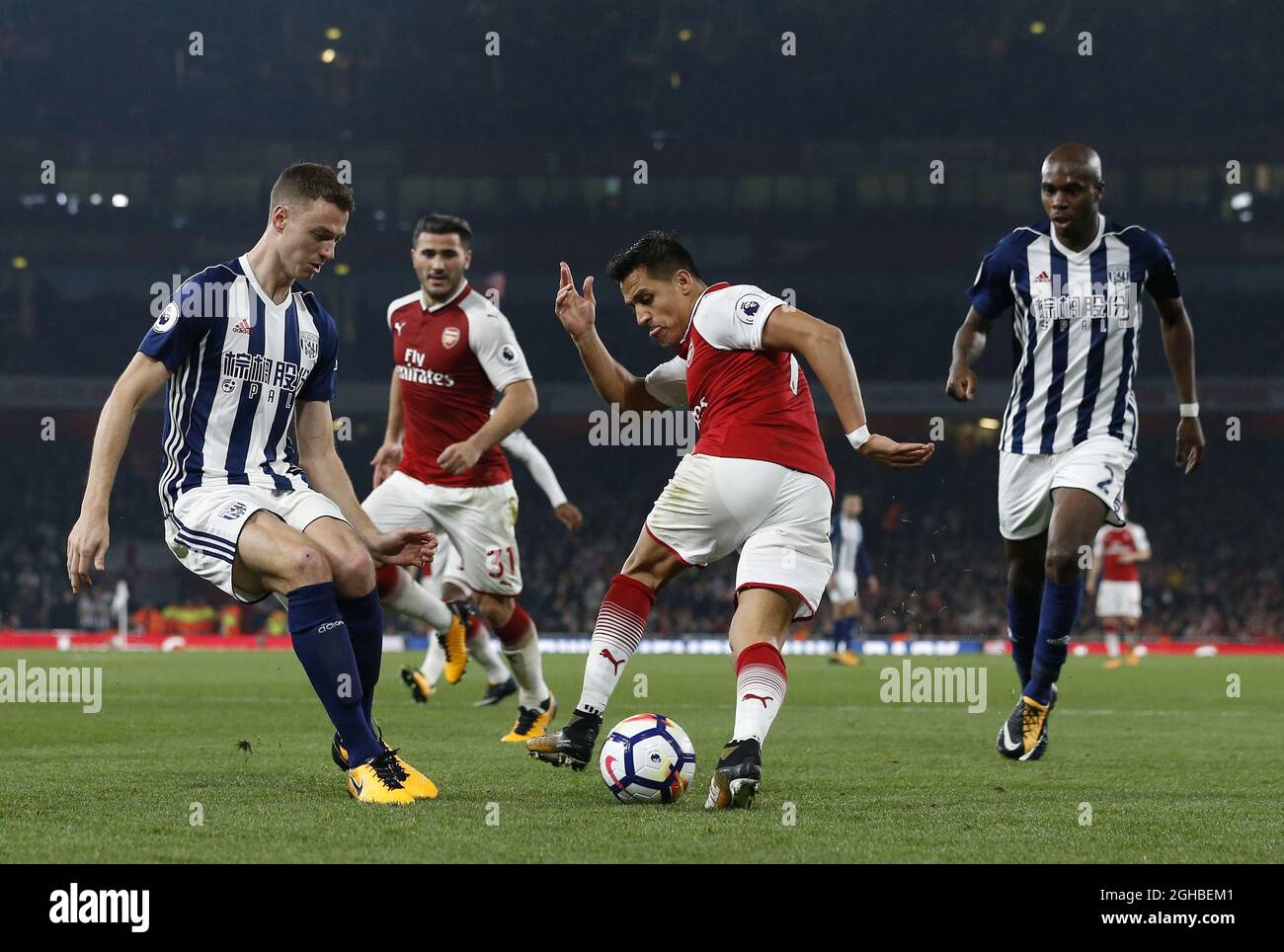 Le groupe Alexis Sanchez d'Arsenal est aux défenses de Jonny Evans, de West Bromm, lors du premier match de ligue au stade Emirates de Londres. Photo date 25 septembre 2017. Le crédit photo doit être lu : David Klein/Sportimage via PA Images Banque D'Images