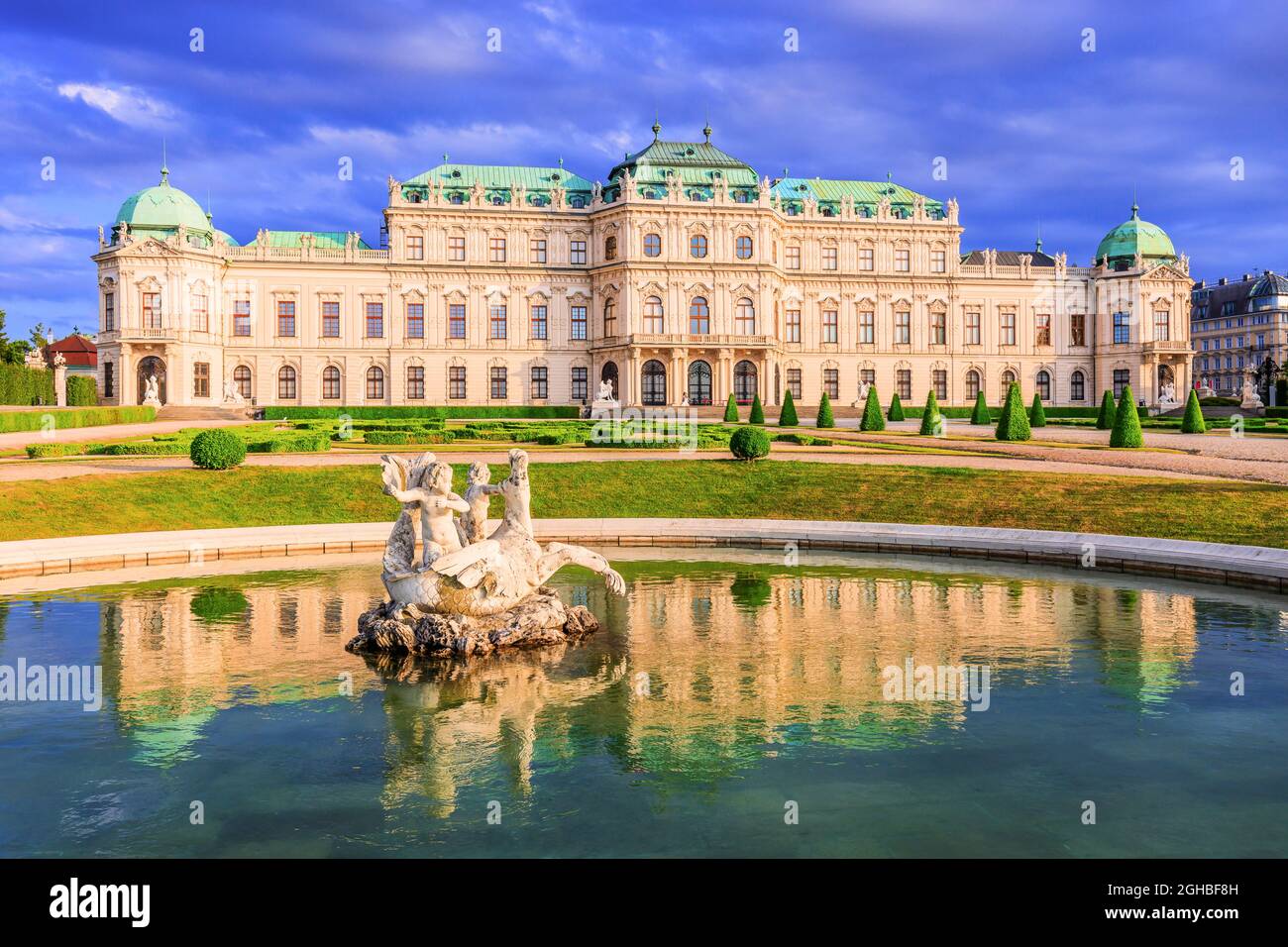 Vienne, Autriche. Palais du Belvédère supérieur avec reflet dans l'eau de la fontaine. Banque D'Images