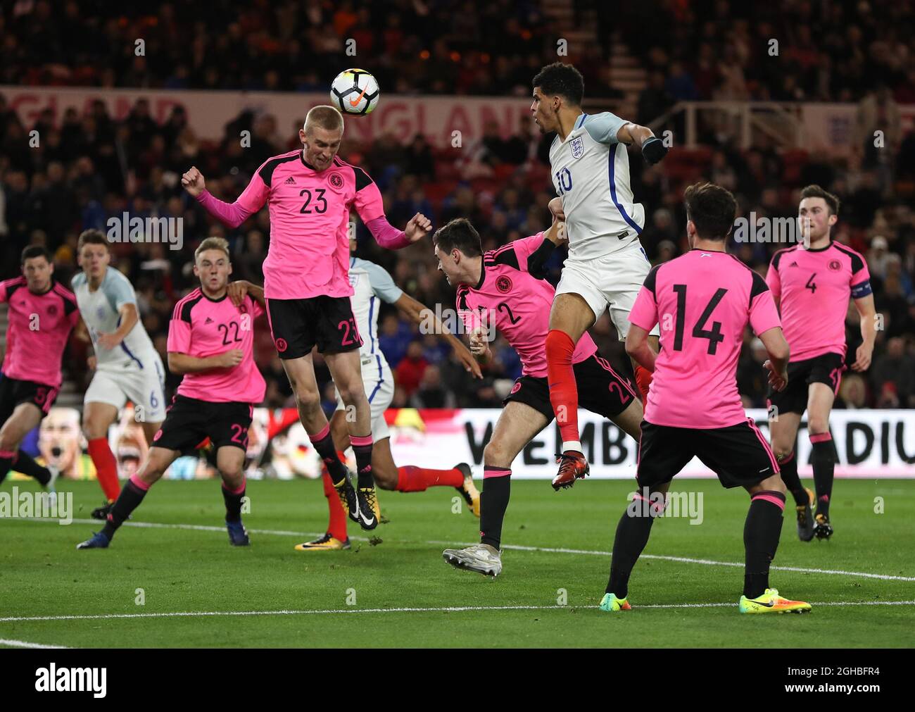 Dominic Solanke d'Angleterre U21Õs en tête de la balle vers Oliver McBurnie d'Écosse U21Õs lors du match de qualification des championnats d'Europe des moins de 21 ans au stade Riverside, Middlesbrough. Photo date 6 octobre 2017. Le crédit photo doit se lire comme suit : Jamie Tyerman/Sportimage via PA Images Banque D'Images