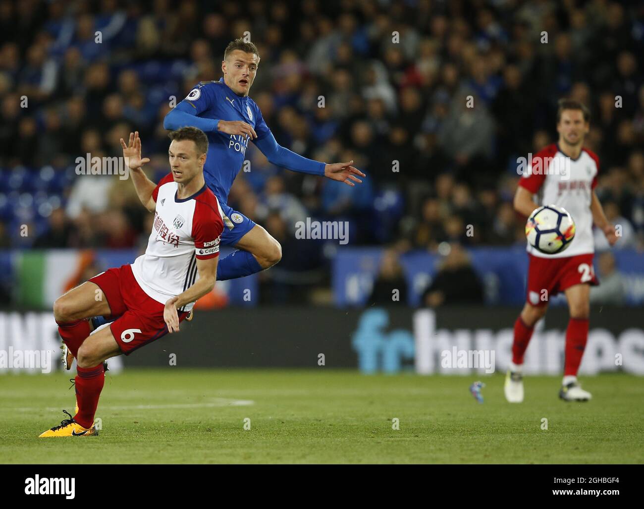 Jonny Evans de West Bromwich Albion défie Jamie Vardy de Leicester City lors du match de première ligue au King Power Stadium de Leicester. Photo date 16 octobre 2017. Le crédit photo doit se lire comme suit : Simon Bellis/Sportimage via PA Images Banque D'Images