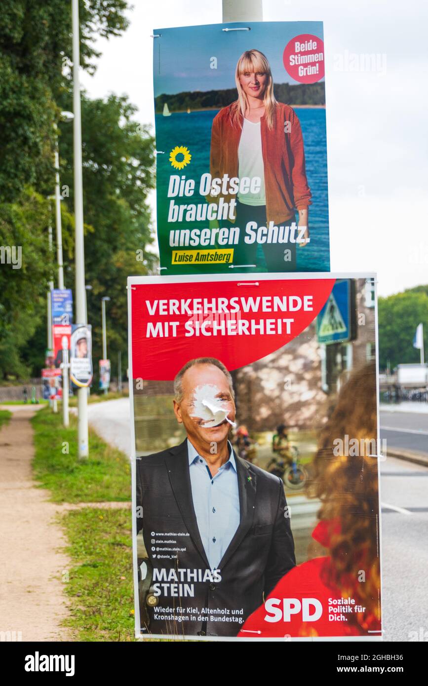 Walhlkampf zur Bundesgeswahl 2021 Wahlplakate zur Bundesdahl im Stadtgebiet Kiels mit teilweise unsinnigen oder grenzwertigen Aussagen Banque D'Images