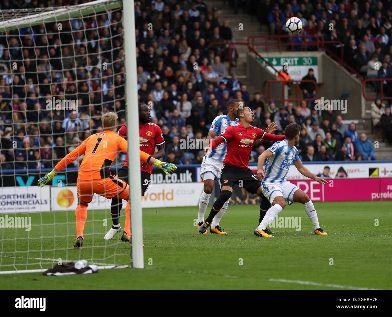 Chris Smalling de Manchester United en action avec Christopher Schindler de Huddersfield lors du match de la première ligue au stade John Smith, Huddersfield. Photo date 21 octobre 2017. Le crédit photo doit se lire comme suit : Jamie Tyerman/Sportimage via PA Images Banque D'Images