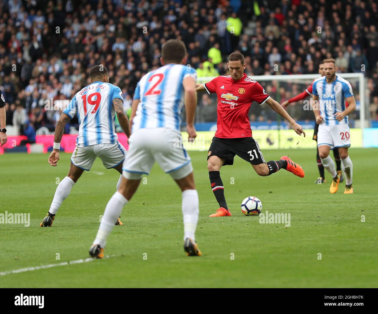 Nemanja Matic de Manchester United en action avec Daniel Williams de Huddersfield pendant le match de la première ligue au stade John Smith, Huddersfield. Photo date 21 octobre 2017. Le crédit photo doit se lire comme suit : Jamie Tyerman/Sportimage via PA Images Banque D'Images