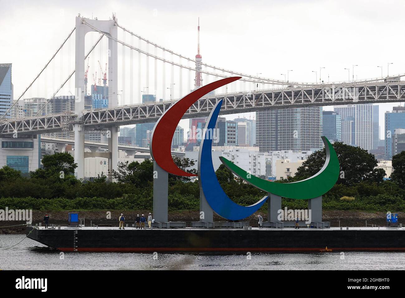 Tokyo 2020 et les Jeux paralympiques se terminent le 5 septembre. L'emblème paralympique « Three Agitos » installé à Daiba, Tokyo, est enlevé le 6 septembre 2021 à Tokyo, Japon. (Photo de Kazuki Oishi/Sipa USA) Banque D'Images