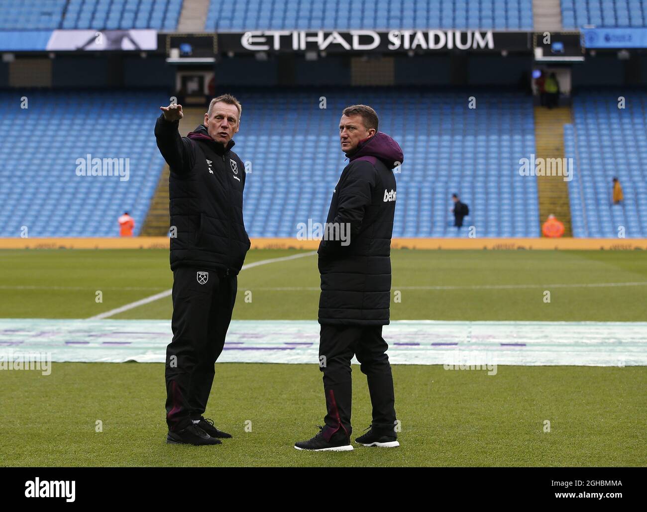 Stuart Pearce, ancien directeur de Manchester City (l), se promette sur le terrain en tant qu'entraîneur de West Ham United lors du match de première ligue au Etihad Stadium de Manchester. Photo date 3 décembre 2017. Le crédit photo doit se lire comme suit : Andrew Yates/Sportimage via PA Images Banque D'Images Stuart Pearce, ancien directeur de Manchester City (l), se promette sur le terrain en tant qu'entraîneur de West Ham United lors du match de première ligue au Etihad Stadium de Manchester. Photo date 3 décembre 2017. Le crédit photo doit se lire comme suit : Andrew Yates/Sportimage via PA Images Banque D'Images